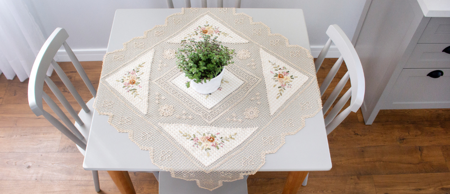 Conjunto Minimalista: Mesa de Jantar Memphis com 4 Cadeiras em Branco