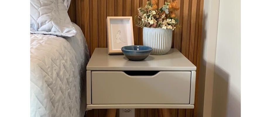 Mesa de Cabeceira Memphis: Sofisticação e Funcionalidade para o Seu Quarto