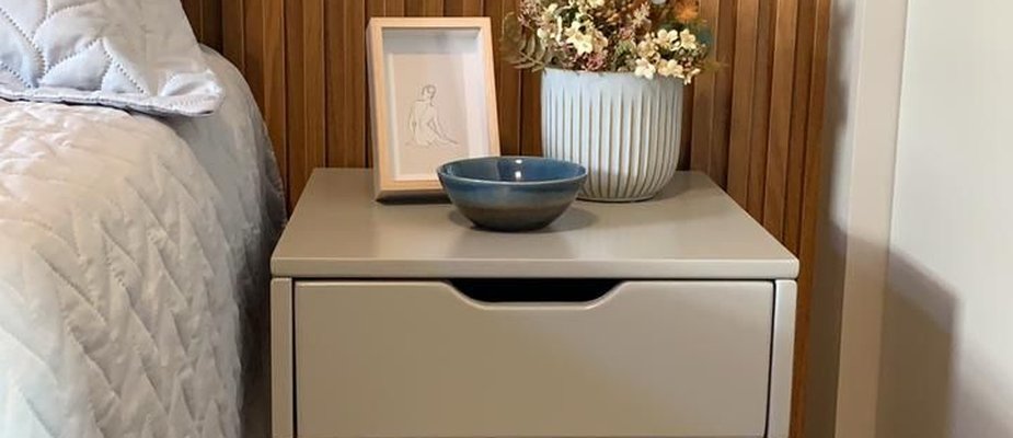Mesa de Cabeceira Memphis: Sofisticação e Funcionalidade para o Seu Quarto