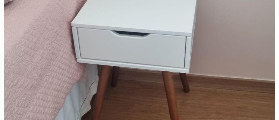 5 ideias de mesas de cabeceira que transformam o visual do quarto