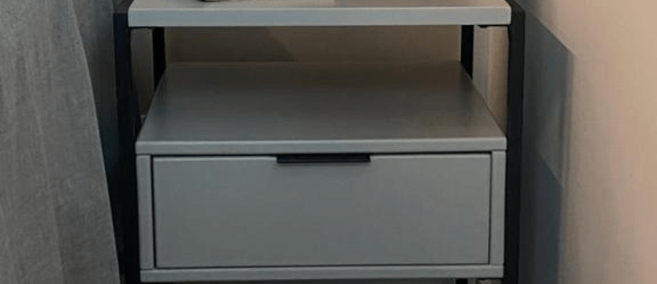 Mesa de cabeceira suspensa ou com pés? Como escolher para o seu quarto